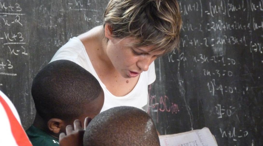 Une femme bénévole lisant avec des enfants au togo Une femme bénévole lisant avec des enfants au togo